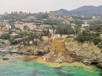 В Италии из-за оползня сотни гробов смыло в море
