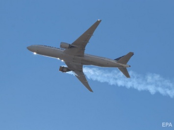 В США назвали вероятную причину возгорания двигателя у Boeing-777, который начал распадаться в воздухе