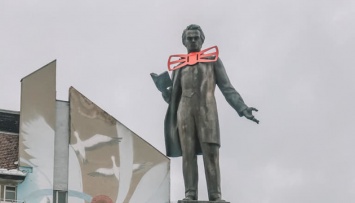 К 150-летию Леси Украинки на памятники в Дрогобыче надели галстуки