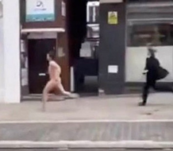 «Главное - без маски»: погоня полицейских за голым мужчиной по улице Лондона повеселила сеть