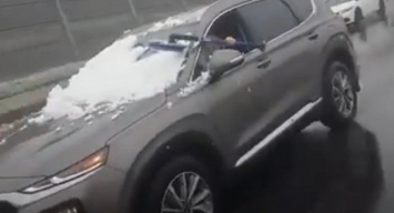 В сети возмутились водителем, на ходу чистившим стекло от снега (ВИДЕО)