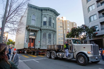 Видео: тягач перевез по Сан-Франциско старый двухэтажный дом