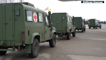 Латвия передала украинским военным медицинские автомобили