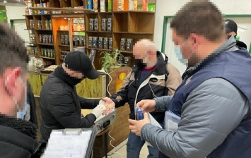 На Закарпатье задержан таможенник, вымогавший взятку за перевозку сигарет