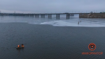 В Днепре под Кайдакским мостом откололась льдина с 6 рыбаками: их унесло течением на пару километров