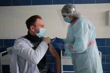 В Луганской области сделали первые прививки от коронавируса, - ФОТО