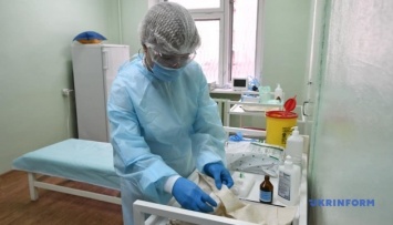 В Запорожье от коронавируса первым вакцинировали анестезиолога