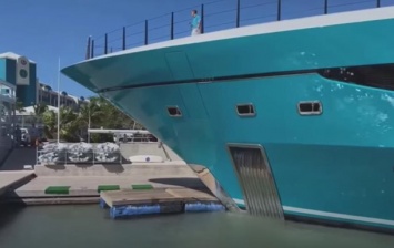 На Карибах роскошная яхта врезалась в причал