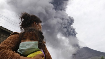 В Индонезии вулкан выбросил столб пепла на высоту 1500 метров