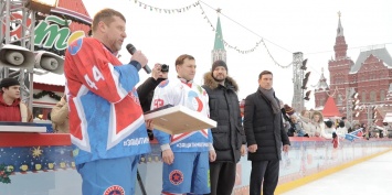 Активисты РДШ сыграли в хоккей со "Звездами России" в поддержку ветеранов