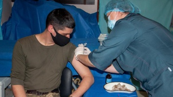 На Донбассе началась COVID-вакцинация военнослужащих