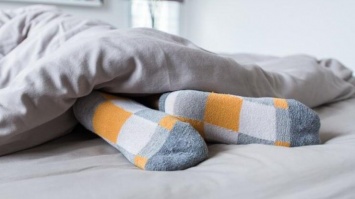 Почему вредно спать в носках: ответ специалистов