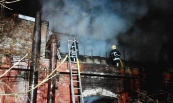В Запорожской области произошел масштабный пожар на складе завода