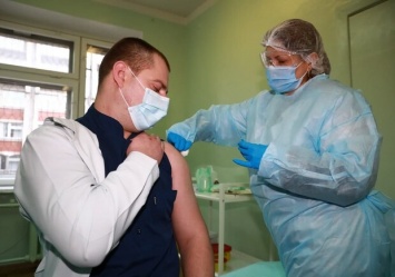 Стал первым: в Запорожье от COVID-19 вакцинировали врача-анестезиолога