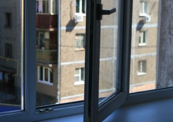 Под Одессой девушка выпала из окна пятого этажа и выжила: подробности