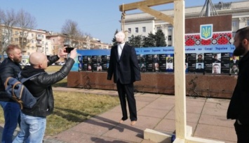 В Херсоне "казнили" чучело Путина, набитое агитками Шария