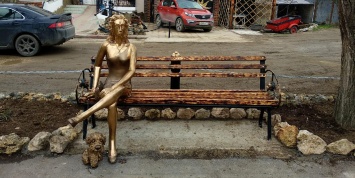 Жители российского города нашли в новом памятнике сходство с нововоронежской "Аленкой"