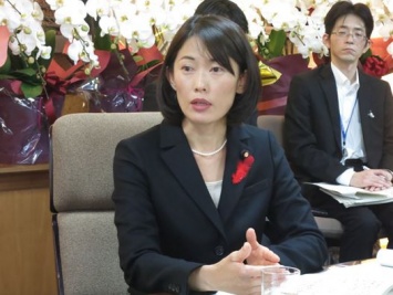 Министр Японии выступает против разрешения женщинам носить девичьи фамилии