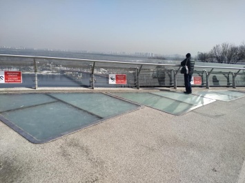 В Киеве на мосту Кличко треснуло стекло