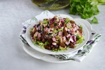 Рецепт дня: немецкий салат с фасолью и колбасой