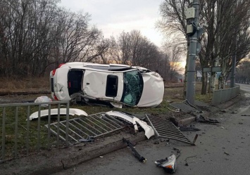 Жесть: на Запорожском шоссе "Инфинити" снесла забор и перевернулась