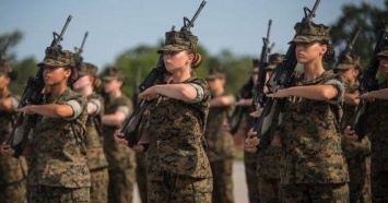 Женщинам в армии США разрешили краситься и распускать волосы