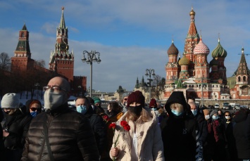 К мемориалу Бориса Немцова в Москве пришли более 9 тысяч человек