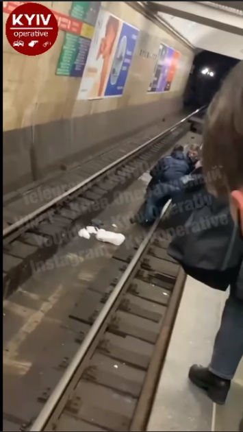 В Киевском метро на рельсы упал мужчина. Его спасали пассажиры, - ВИДЕО
