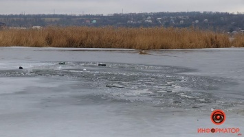 В Днепре двое рыбаков провалились под лед. Остальные продолжали рыбачить
