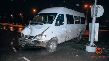 В Днепре на проспекте Богдана Хмельницкого 155-я маршрутка врезалась в столб: пострадали семь человек