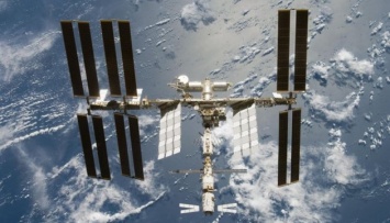 Астронавты готовят МКС к установке новых солнечных панелей