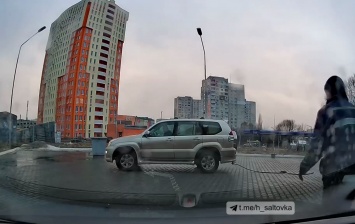 "Так бывает": на заправке в Харькове джип выдрал шланг (видео)