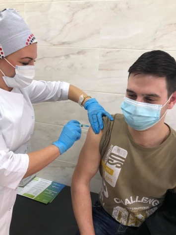 Врач из Днепра рассказал об ощущениях после вакцинации: температура и двигающийся чип