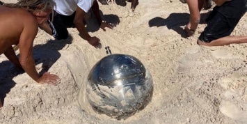 На Багамах нашли металлический шар с надписями на русском