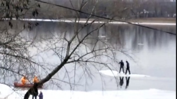 Гулять по воде: в Киеве спасали мужчин, которых носило на льдине по Днепру