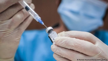Прививка от ковида: нужны ли из-за мутации вируса новые вакцины?