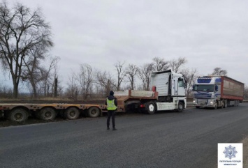 На трассе под Днепром застрял грузовик-долгомер