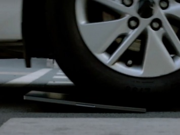 В рекламе ноутбук Redmi бросили под машину. Он выжил и даже работает