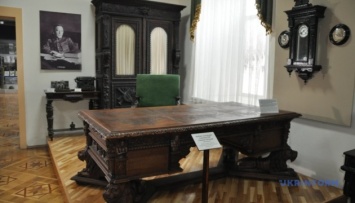 В Виннице музейщики презентовали восстановленный стол Петлюры