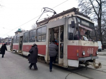 Плесень и дыры в стенах: жители Запорожья сетуют на трамваи, которые "разваливаются на ходу" (ФОТО)