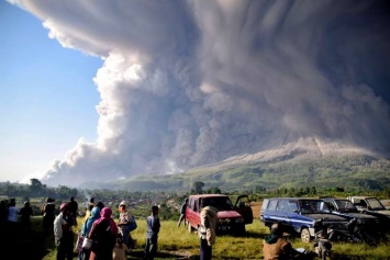 На индонезийском острове "проснулся" мощный вулкан