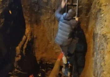 Слегка оступился: в сети появилось видео падения одессита в глубокую яму