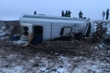 На Луганщине перевернулся микроавтобус: есть пострадавшие (фото)