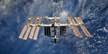 Космонавты начинают сверлить корпус российского модуля МКС