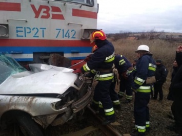 В Днепропетровской области автомобиль раздавило поездом