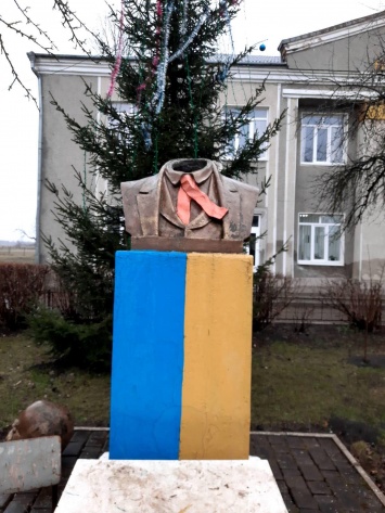 На Прикарпатье вандалы отрезали голову памятнику Шевченко