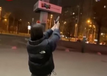 Девушка устроила стрельбу в Киеве ради эффектного фото (ВИДЕО)