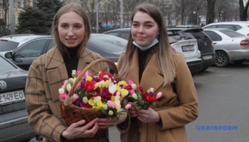 В Днипре дети раздавали бумажные цветы, чтобы сохранить первоцветы