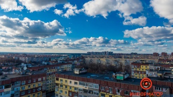 В небе над Днепром развесили облачную сладкую вату