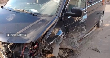 На Салтовке авто "Mercedes" врезалось в "Volkswagen": от удара у микроавтобуса вывернуло колесо, - ФОТО